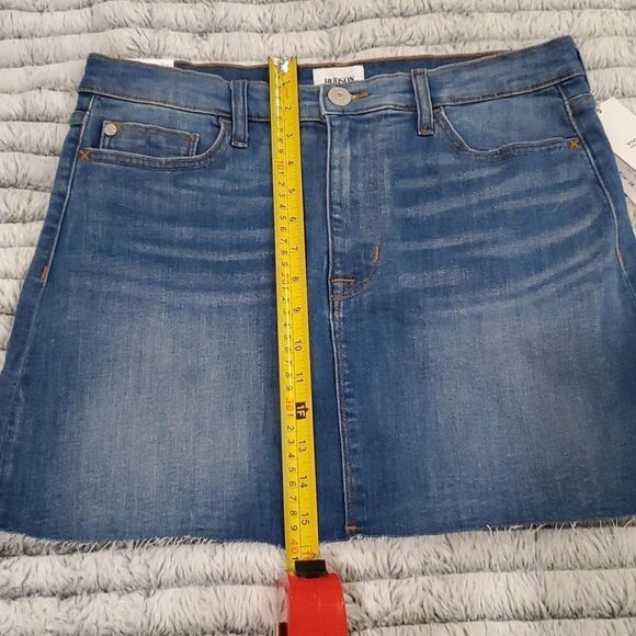 HudsonVivid Denim Raw-Hem Mini Skirt
Size 28 - Picture 8 of 12